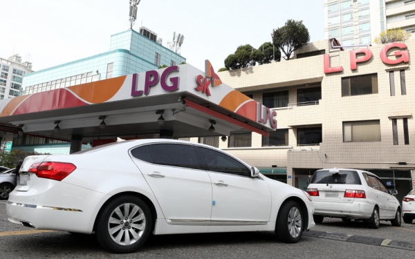지난달 26일부터 일반인들도 액화석유가스(LPG)연료 차량을 구매할 수 있게 된 가운데 중고차시장에서 LPG차 판매가 급증하고 있다.