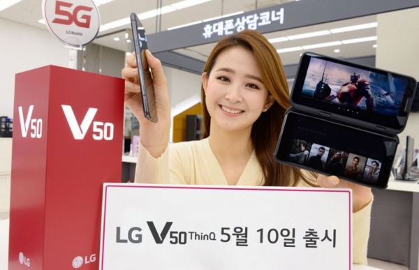 8일 업계에 따르면 LG전자는 이날부터 V50 씽큐 예약판매를 시작하며 10일 공식 출시할 예정이다. 당초 LG전자는 지난달 19일 V50 씽큐를 출시할 예정이었지만, 5G 품질 논란이 이어지면서 최종 출시 시점을 조율해왔다.