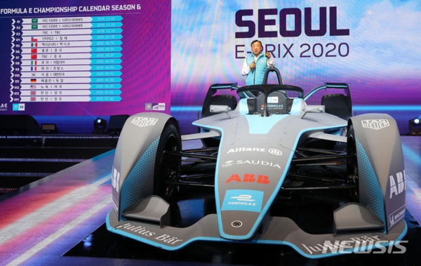2일 오전 서울 중구 신라호텔에서 열린 'ABB FIA 포뮬러 E 챔피언십 Seoul E-Prix 2020 개최 기념' 기자 간담회에서 이희범 Seoul E-Prix 2020 대회운영위원장이 발언하고 있다. 이번 간담회에서 국내 처음 공개된 경주용 전기차 'Gen2'는 약 45분 가량의 배터리 성능을 가졌으며, 최고속도는 280km/h(174mph)이고, 가속도는 약 2.8초에 0-100km/h (0-62mph)에 이른다. 한편, 세계적인 전기차 레이싱 대회인 'ABB FIA 포뮬러 E 챔피언십'은 내년 5월 3일 서울 잠실종합운동장에서 개최된다.