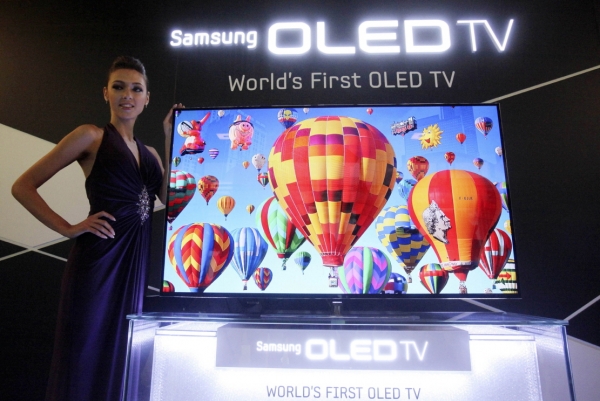 엄격하게 심사한다고 발표했다. 강화된 수출 규제는 오는 4일부터 적용된다. 사진은 2012년 5월 10일 서울에서 삼성의 55인치 OLED 텔레비전이 선보이고 있는 모습.
