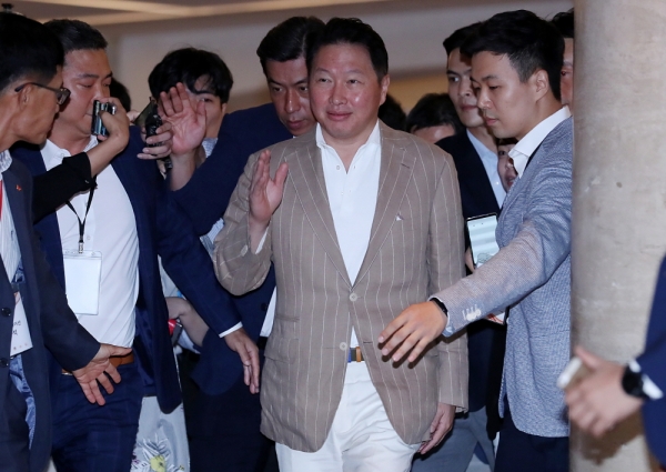 최태원 SK 회장이 19일 오전 서울 광진구 그랜드워커힐서울씨어터에서 열린 2019 SK 이천포럼에 참석하고 있다.