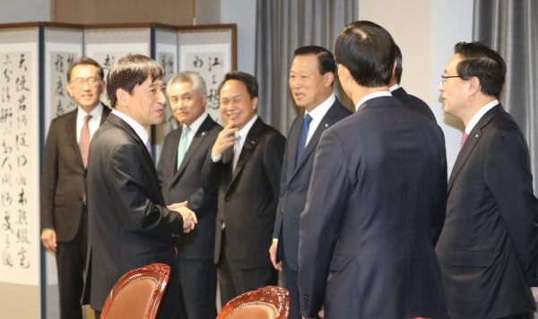 이주열 한국은행 총재가 지난 1일 오전 서울 중구 한국은행에서 열린 금융협의회에 참석한 시중은행장들과 인사하고 있다.