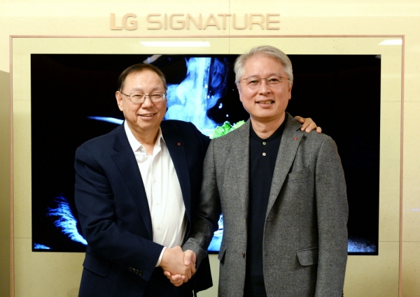 LG전자 조성진(왼쪽) 부회장이 28일 오후 서울 여의도 트윈타워 집무실에서 LG전자 새 CEO에 선임된 권봉석 사장을 만나 축하 인사를 건네고 있다.