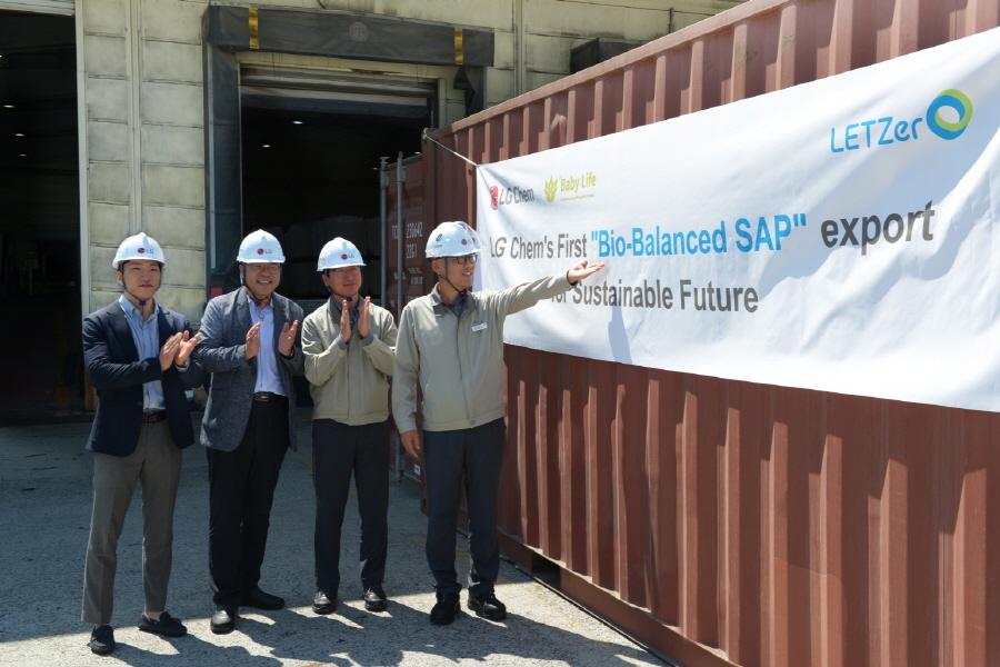 LG화학 임직원들이 여수공장에서 Bio-balanced SAP의 첫 출하를 기념하고 있다.