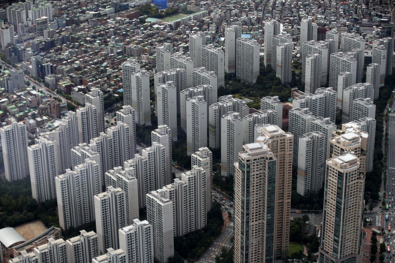 새 임대차법 시행 1년 만에 서울 아파트 평균 전세가격이 1억3,528만원 상승했다.