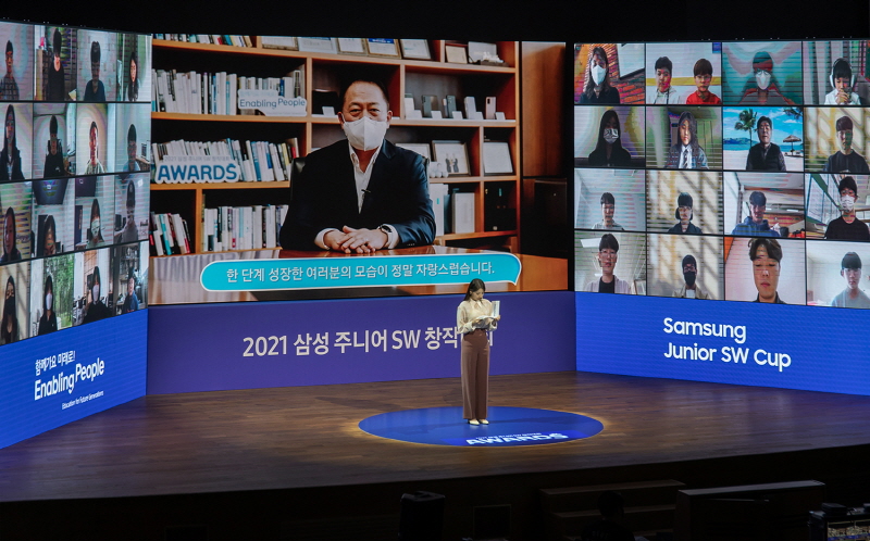 지난 6일 서울 서초구 삼성전자 서울 R&D 캠퍼스에서 온라인으로 열린 ‘2021 삼성 주니어 SW 창작대회’ 시상식에서 삼성전자 경영지원실장 최윤호 사장이 축사를 하고 있다.