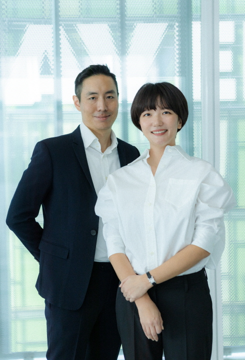 네이버 최수연(오른쪽) 최고경영자(CEO) 내정자와 김남선 최고재무책임자(CFO) 내정자