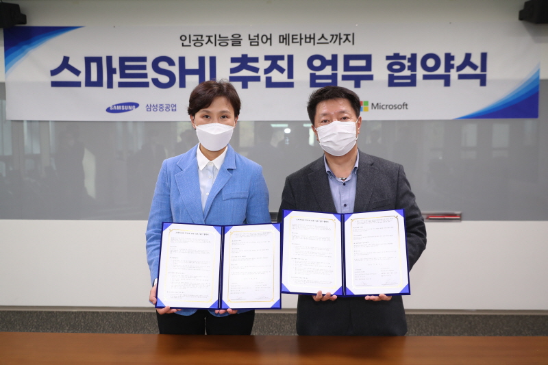 배진한 삼성중공업 경영지원실장(오른쪽)이 이지은 한국MS 대표와 스마트SHI 추진 업무 협약을 체결 후 기념촬영을 하고 있다.