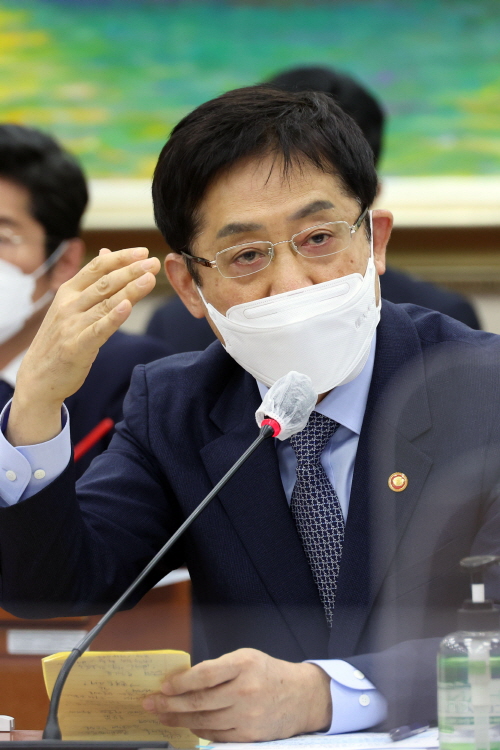 김주현 금융위원장이 6일 서울 여의도 국회 정무위원회에서 열린 국정감사에 출석해 의원 질의에 답변하고 있다.