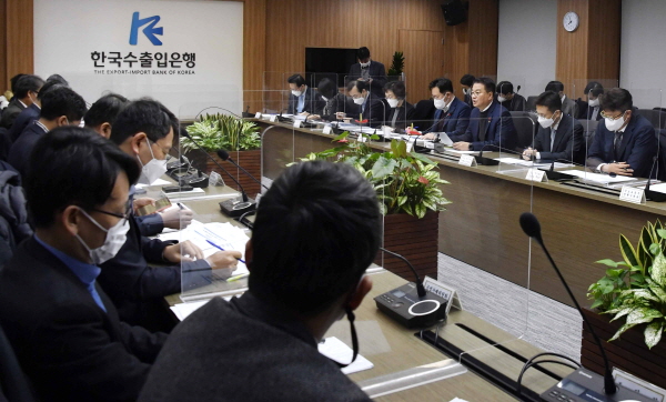 방기선(오른쪽 세번째) 기획재정부 제1차관이 9일 서울 영등포구 한국수출입은행에서 열린 ‘제13차 비상경제차관회의’에서 발언하고 있다. 사진: 기획재정부
