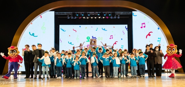 ▲롯데월드 샤롯데 봉사단과 소아암 아동들이 함께한 '천사들의 합창 시즌4' 단체사진