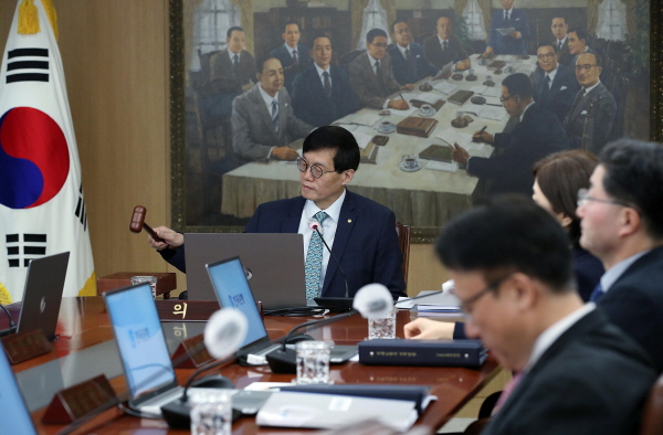 이창용 한국은행 총재가 23일 오전 서울 중구 한국은행에서 열린 금융통화위원회 정기회의에서 의사봉을 두드리고 있다.