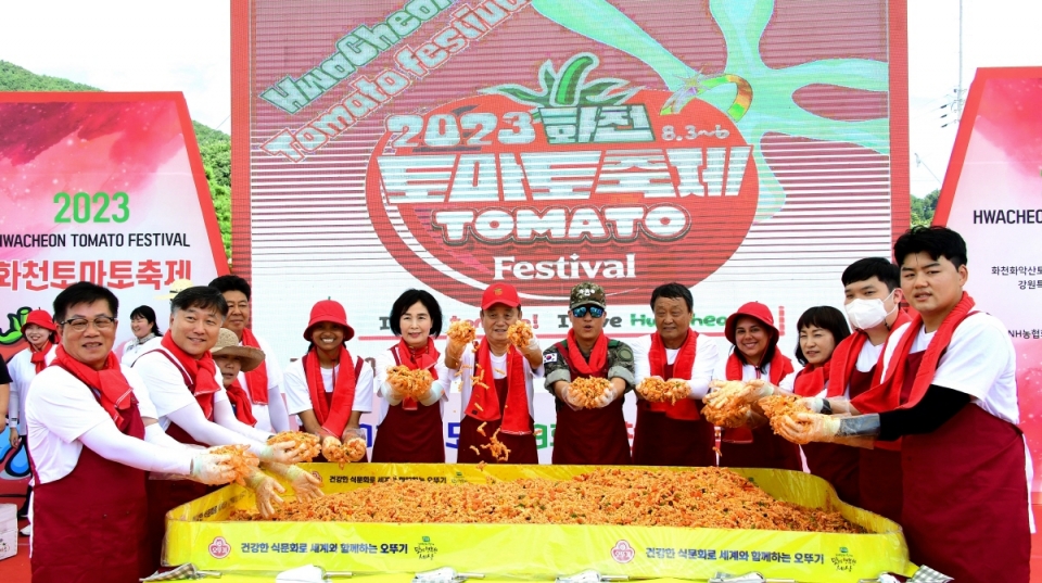 지난 4일 강원 화천군 사내면에서 ‘2023 화천토마토축제’가 개막한 가운데 ‘오뚜기와 함께 하는 천인의 식탁’ 이벤트가 진행되고 있다.