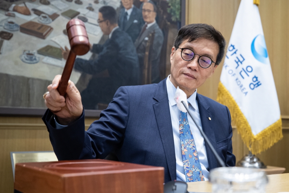 이창용 한국은행 총재가 19일 서울 중구 한국은행에서 열린 금융통화위원회에서 의사봉을 두드리고 있다.