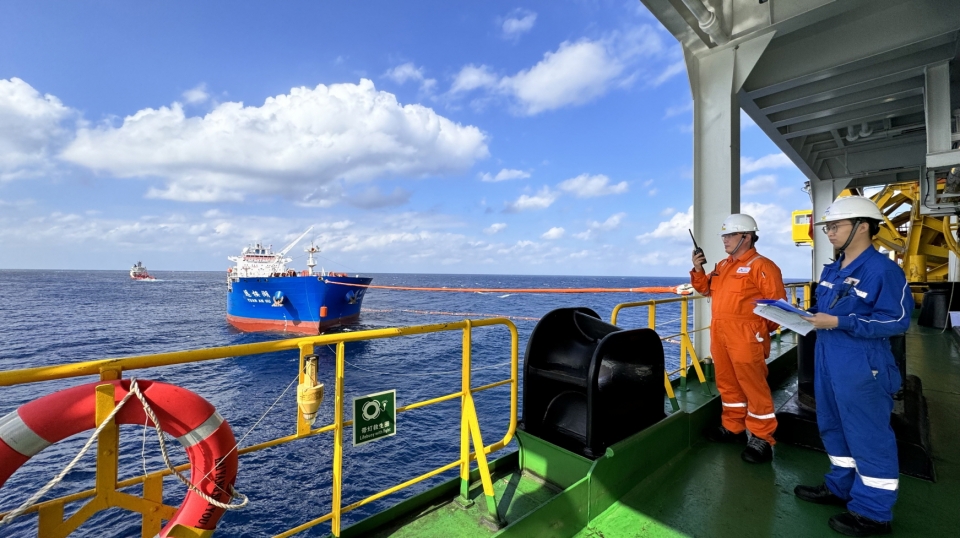SK어스온이 지난 21일 남중국해 북동부 해상에 위치한 17/03 광구에서 생산한 원유를 수상·수중 호스를 통해 유조선에 선적하고 있다.