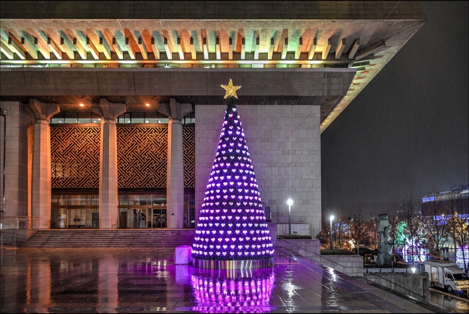 아모레퍼시픽재단이 화장품공병으로 만든 크리스마스 트리 ‘희망의 빛 1332’를 금일 저녁 6시부터 내년 1월2일까지 전시한다.