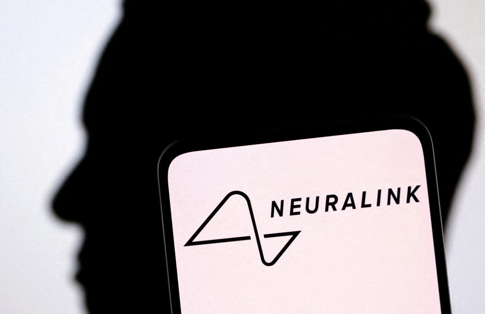 뇌신경과학 스타트업 뉴럴링크 설립자인 일론 머스크 테슬라 최고경영자(CEO)가 뇌에 컴퓨터 칩을 이식한 환자가 생각만으로 컴퓨터 스크린에서 마우스를 조작할 수 있게 됐다고 밝혔다.